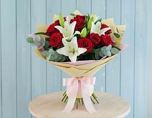 Букет цветов из:  Лилии и Розы в Думиничи