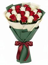 Букет Микс из красных и белых роз в Думиничи