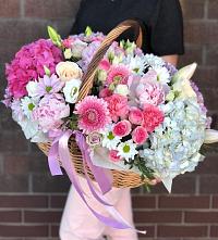 Композиция солнечный день в Думиничи Цветочная композиция из Розы, Хризантемы, Пионы и Лизиантусы в корзине в Думиничи