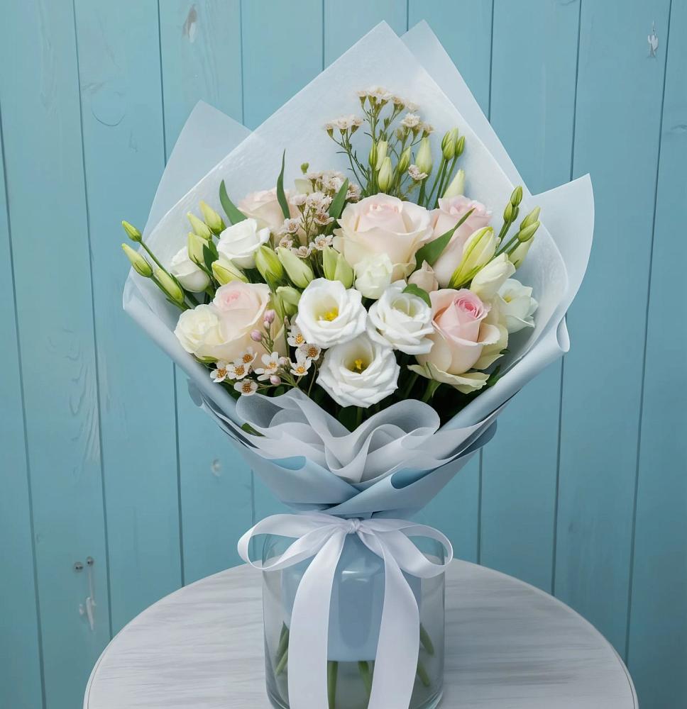 Букет цветов из: Розы и Лизиантусы в Думиничи