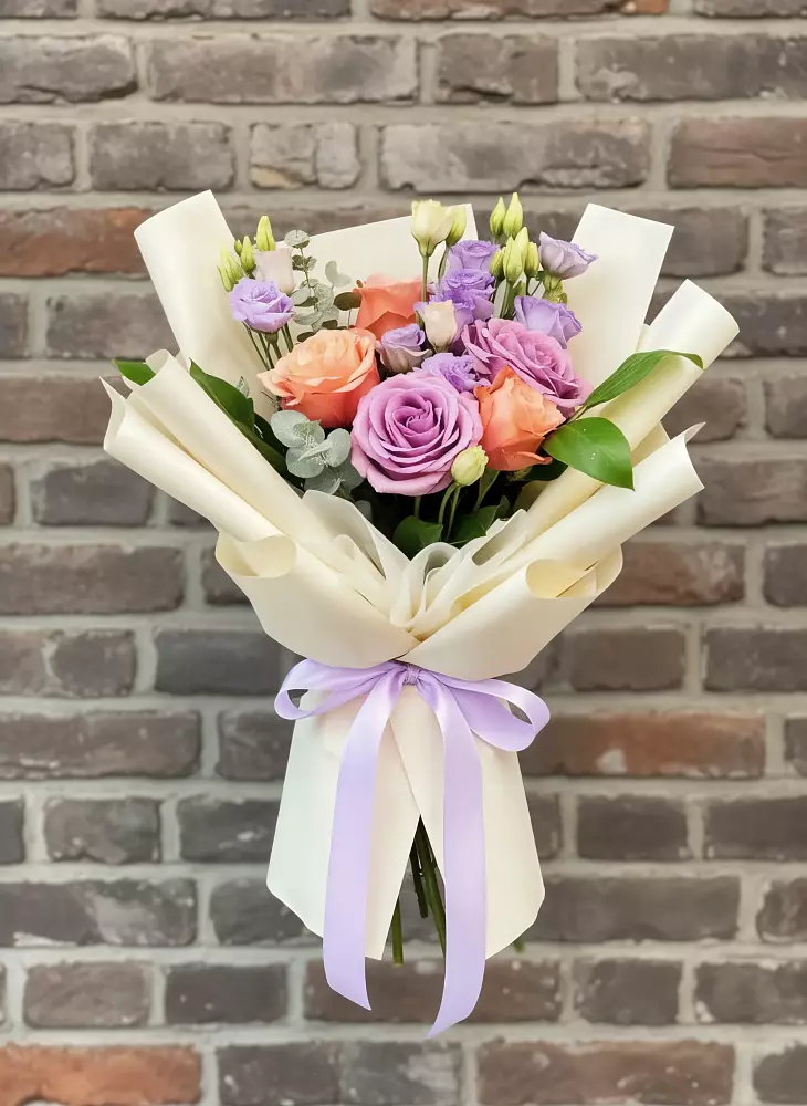 Букет цветов из: Лизиантусы и Розы в Думиничи