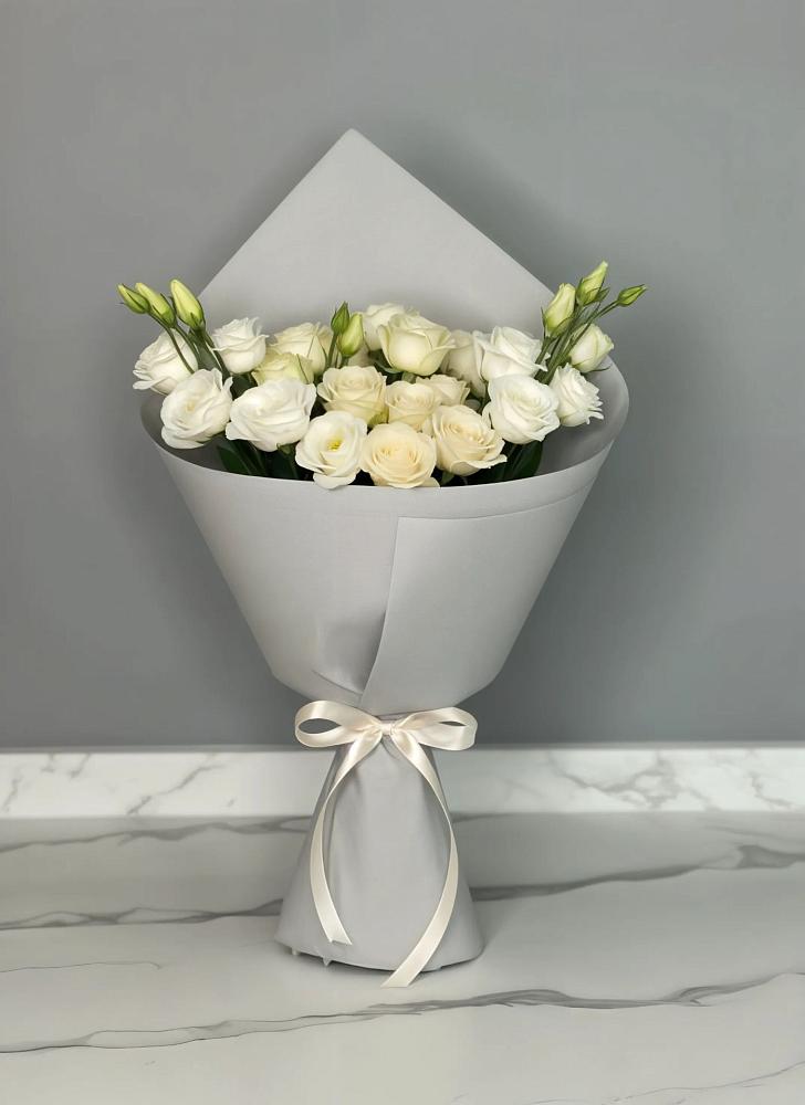 Букет цветов из: Розы и Лизиантусы в Думиничи