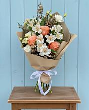 Букет цветов из:  Альстромерии, Лизиантусы, Розы и Хризантемы в Думиничи