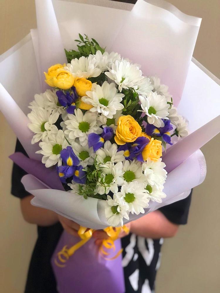 Букет цветов из: Ирисы, Хризантемы и Розы в Думиничи