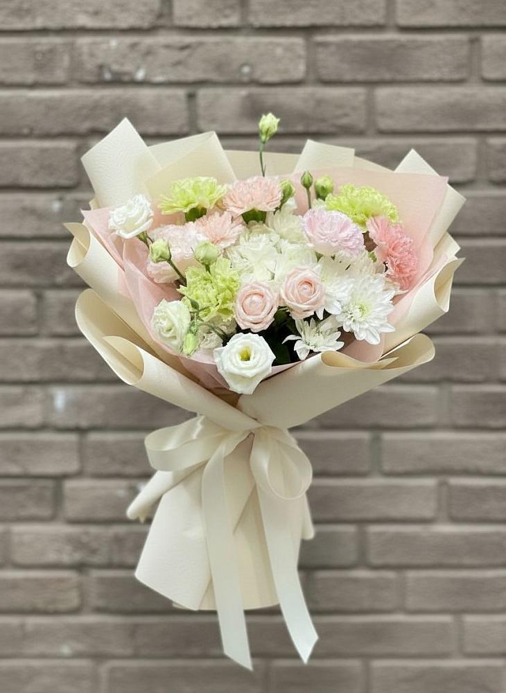 Букет цветов из: Гвоздики, Розы, Лизиантусы и Хризантемы в Думиничи