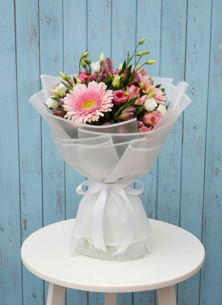 Букет цветов из: Герберы, Альстромерии и Лизиантусы в Думиничи