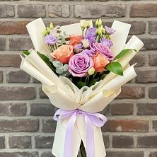 Букет цветов из:  Лизиантусы и Розы в Думиничи