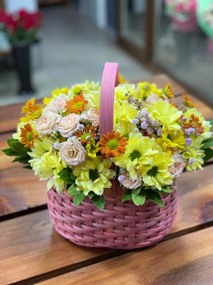Цветочная композиция из Хризантемы и Розы в корзине в Думиничи