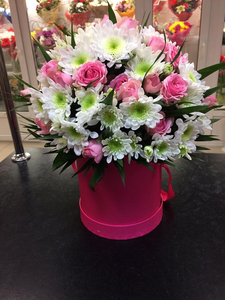 Цветочная композиция из Розы и Хризантемы в шляпной коробке в Думиничи