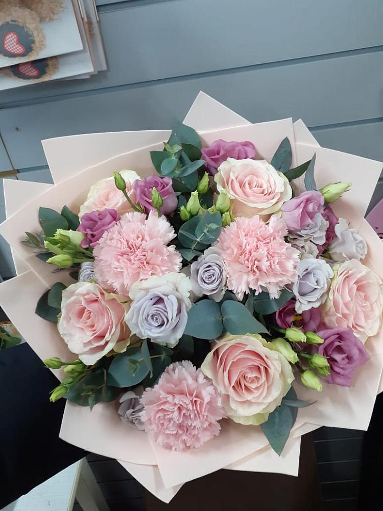 Букет цветов из: Розы, Гвоздики и Лизиантусы в Думиничи