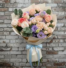 Букет цветов из:  Розы, Лизиантусы и Гвоздики в Думиничи