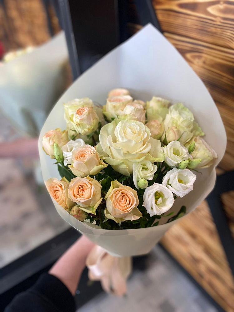 Букет цветов из: Розы и Лизиантусы в Думиничи